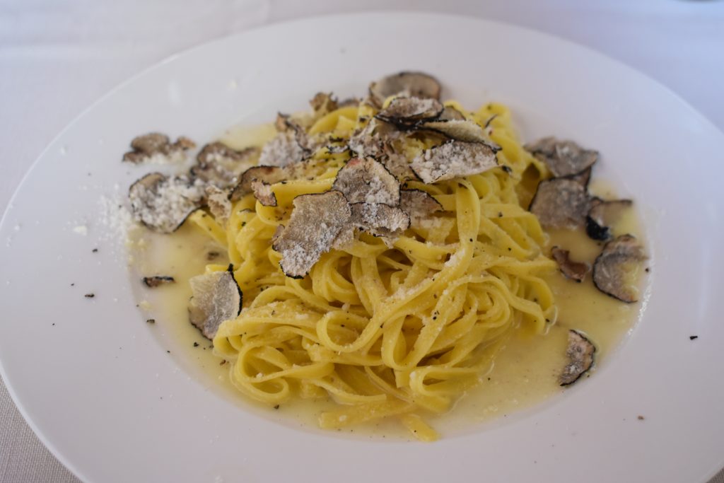 How to find good restaurants in Italy. Pasta con tartufo