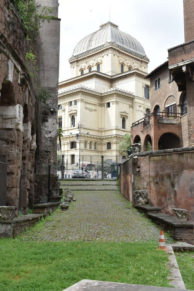 What to see in JEwish Ghetto the synagogue